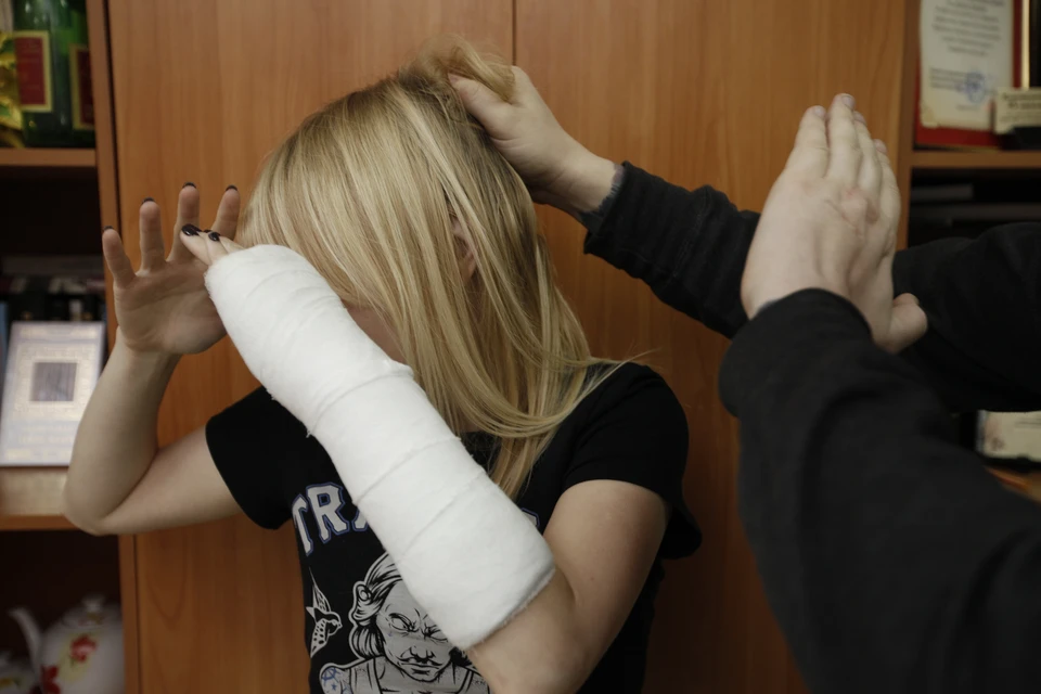 «Упала, но он продолжил бить по голове»: вновь издеваясь над 16-летней дочерью, отец не ожидал такого исхода
