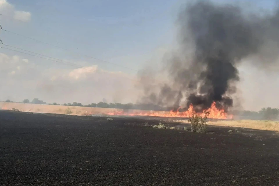 В Каховском округе противник намеренно поджигает поля Фото: администрация Каховского округа