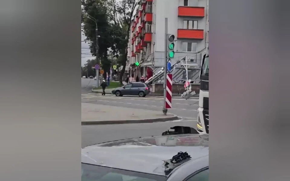 Фура снесла светофорный столб на площади Лядова. Фото: макс-канал "Нижний Новгород 24"