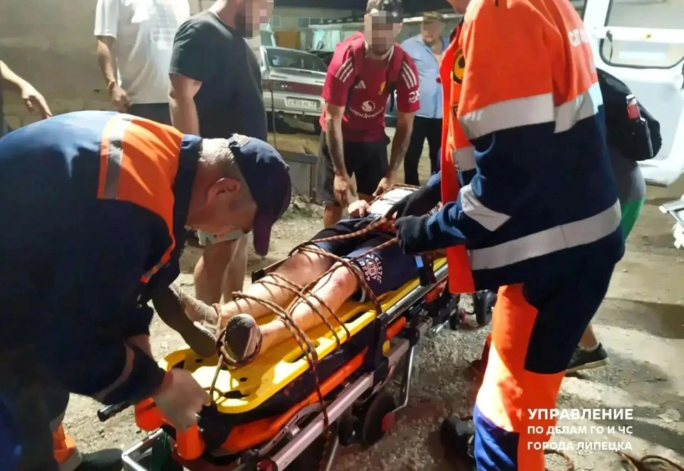 Мужчину осторожно спустили вниз и передали сотрудникам скорой помощи. Фото управления по делам ГО и ЧС города Липецка.