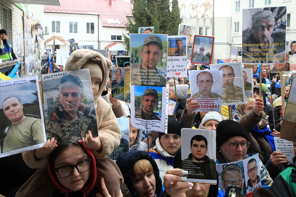 На Украине ждут возвращения из плена своих родных. Но власти незалежной отказываются от обмена. Фото: Volodymyr Tarasov/Keystone Press Agency/Global Look Press