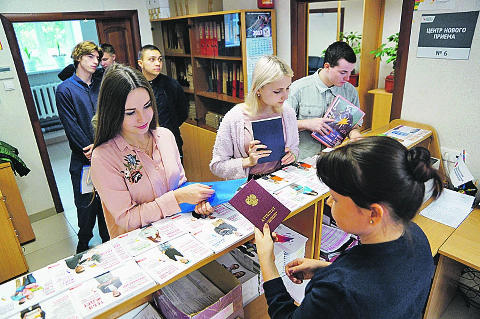Поступить в вуз может любой, у кого есть хотя бы один из документов о предыдущем образовании, в том числе выданный иностранным государством.