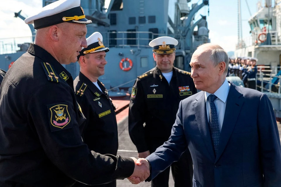 13 августа российский президент Владимир Путин в ходе своего турне по регионам впервые посетил Курильские острова, прилетев на Итуруп после инспекции учений Тихоокеанского флота.