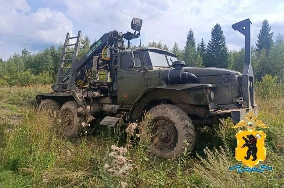 В Ярославской области сотрудник бригады по заготовке леса отправил в кювет "Урал".