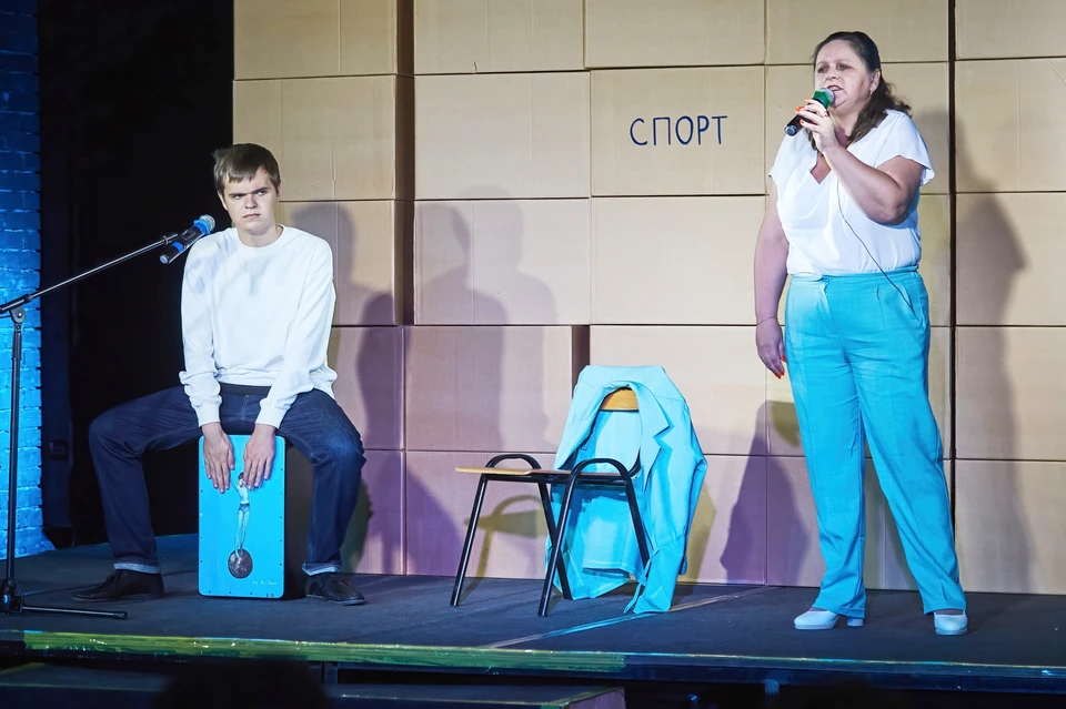 Светлана Артемова со своим сыном на сцене театра