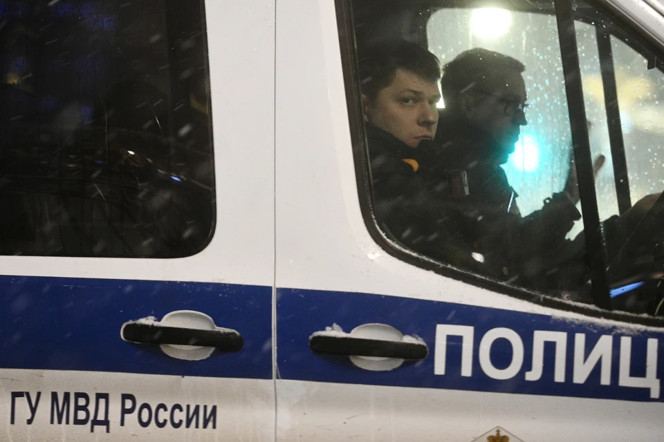 Трое иностранцев доставили в отдел полиции для доппроверки.