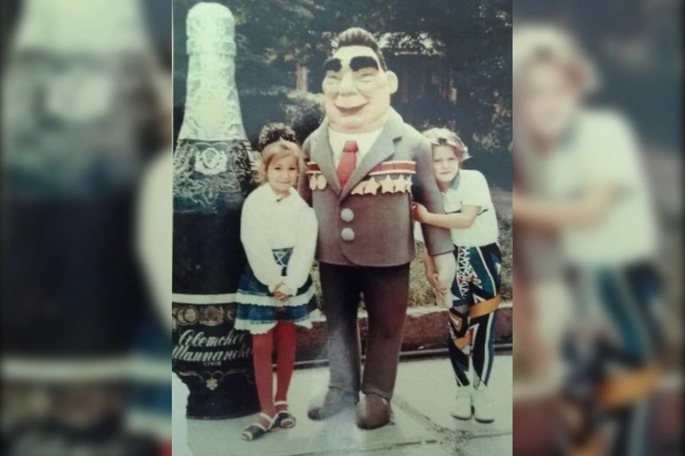 93 год. Дети в парке Горького фотограчируются с "Брежневым". Фото: паблик "Красноярск нашего детства", Вера Почекутова.