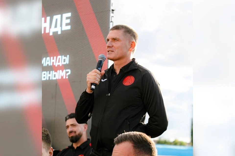 Срджан Благоевич поздравил свою команду с первой победой в сезоне Фото: ФК «Акрон» (Тольятти)