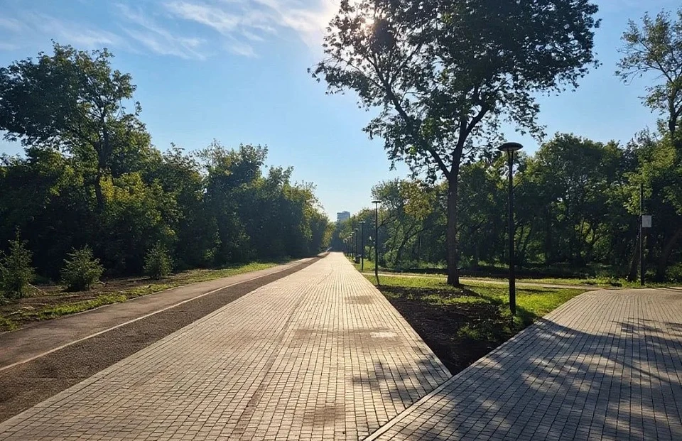 В этом гожу рабочие продолжили обустраивать пешеходные дорожки