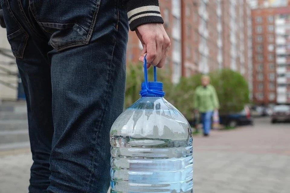 Вода есть в продаже повсеместно, нехватки товара нет