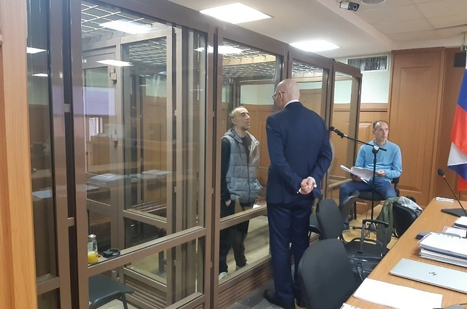 С судьей обвиняемый в расправе над женой и сыном иностранец общается через адвоката-переводчика.