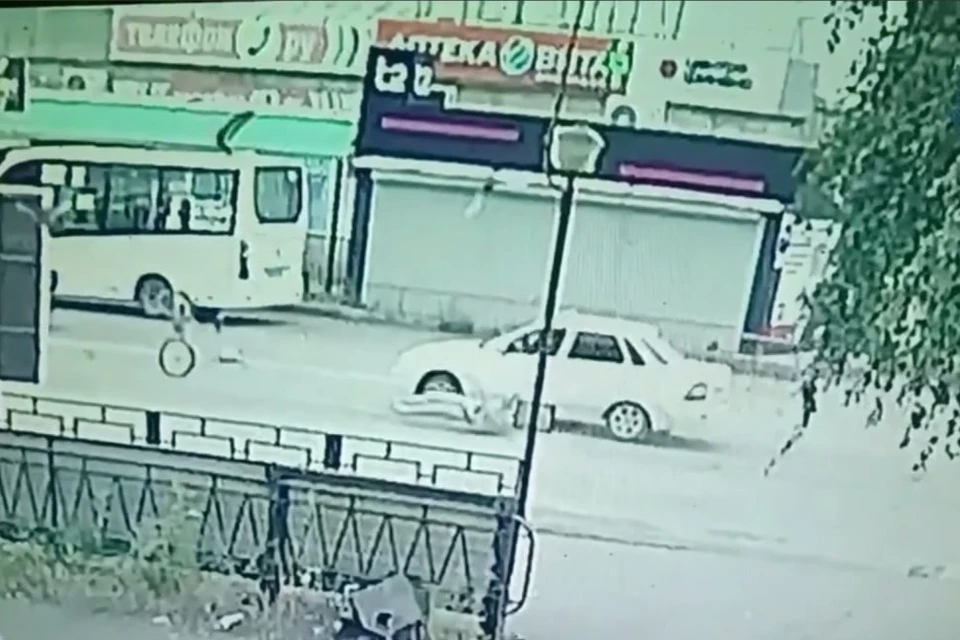 В результате столкновения велосипедистка получила различные травмы и была госпитализирована в городскую больницу Кувандыка. Фото и видео: канал "На страже дорожной безопасности"