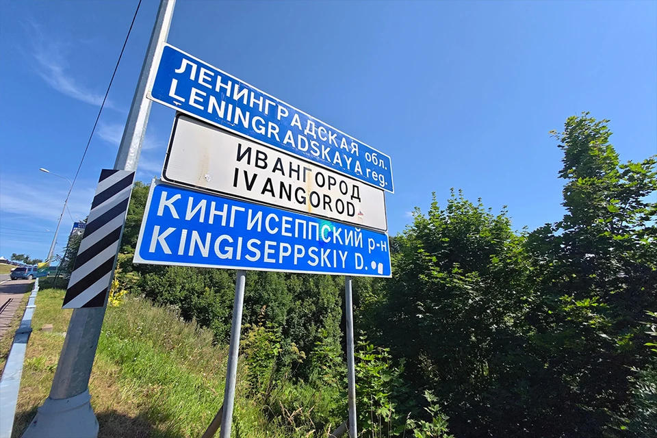 На границе между Нарвой и Ивангородом образовалась очередь.