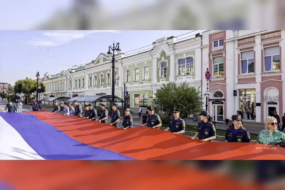 Развертывание 55-метрового государственного флага Российской Федерации — символический акцент праздника. Фото: ГУ МЧС России по Омской области