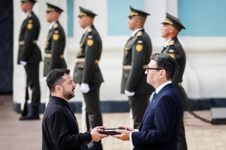 Премьер Великобритании Энди Бернем (справа) привез Зеленскому подарочек явно вызывающего характера