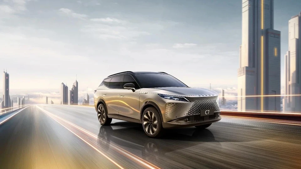 Omoda C7 подойдёт тем, кто ценит стиль, цифровые технологии и комфорт в городе и на трассе.