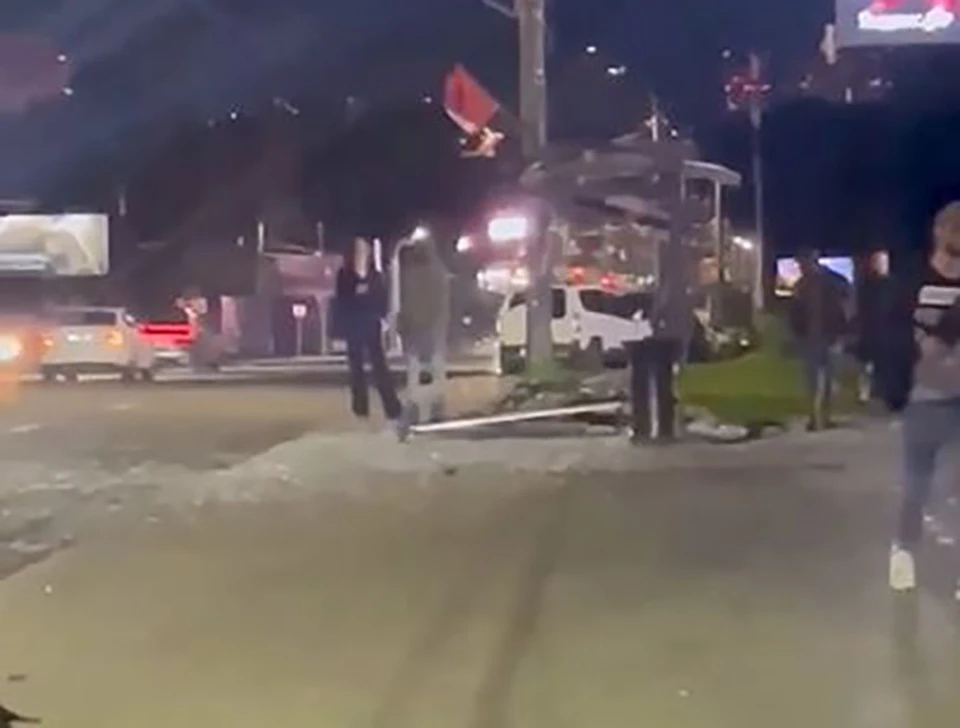 Легковушка протаранила остановку с людьми в Нижнем Новгороде.