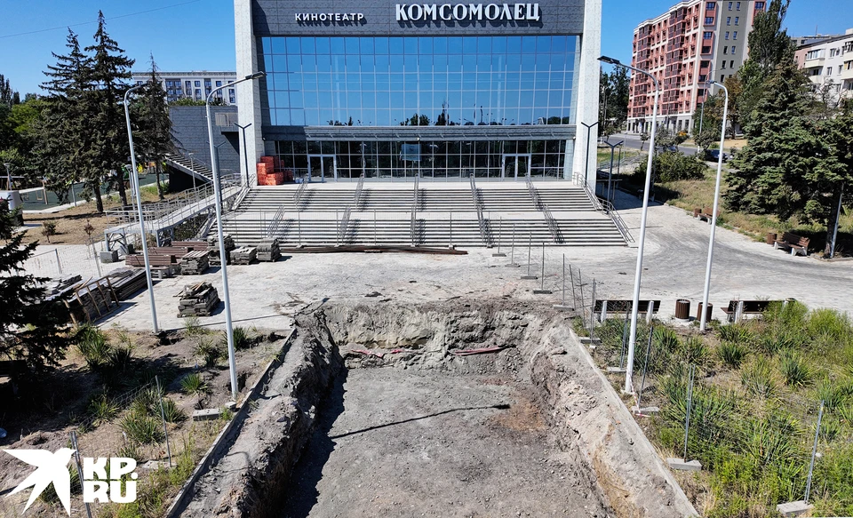 Котлован для будущего нового фонтана у кинотеатра «Комсомолец»