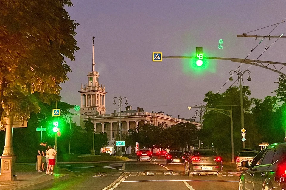 Не первую неделю самой обсуждаемой темой у севастопольцев становится обеспечение города топливом и отключение электроснабжения.