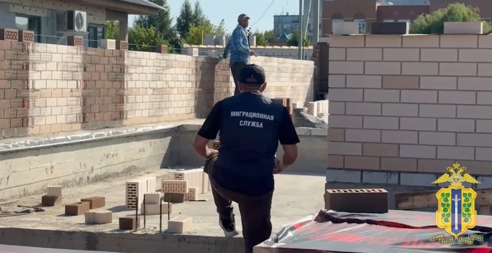 В отношении нарушителей, а также их работодателей стражи правопорядка составили административные протоколы. Скриншот видео УМВД России по Липецкой области.