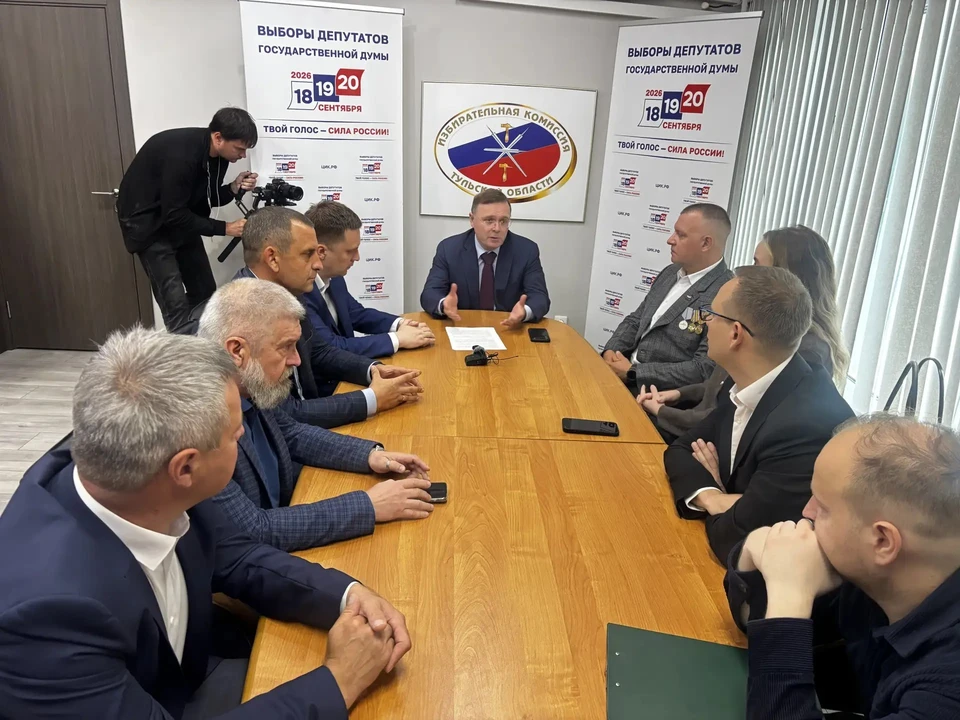 В мероприятии под председательством главы избиркома Тульской области Павла Веселова приняли участие представители партий, участвующих в сентябрьских выборах в нашем регионе. Фото газеты «Тульские известия».