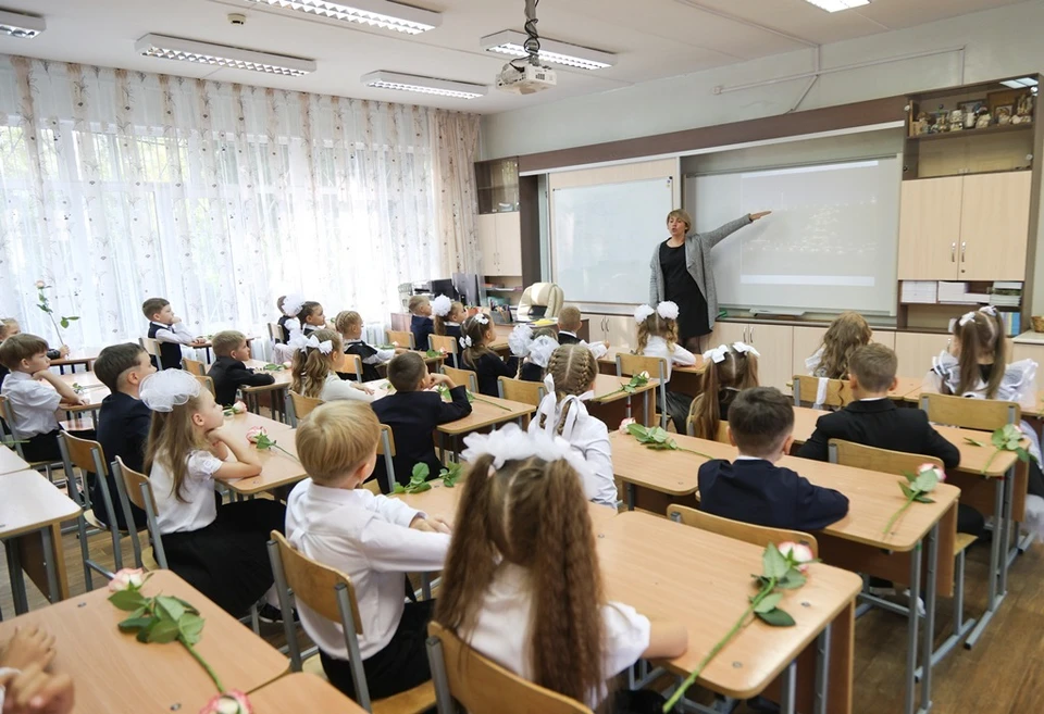 Власти города-героя системно поддерживают работников сферы образования
