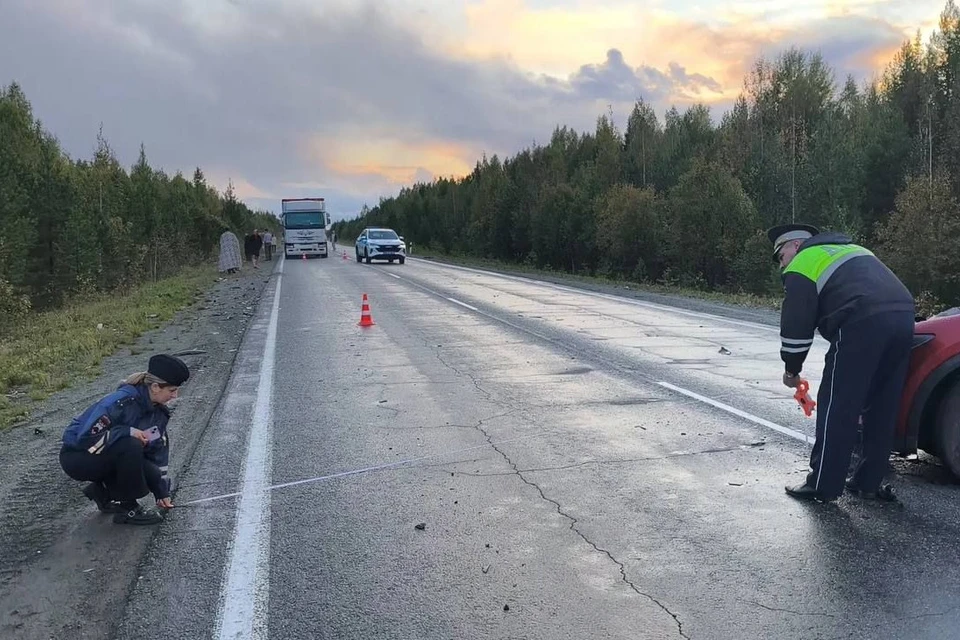 На месте ДТП работают автоинспекторы и следственно-оперативная группа Фото: Госавтоинспекция Свердловской области
