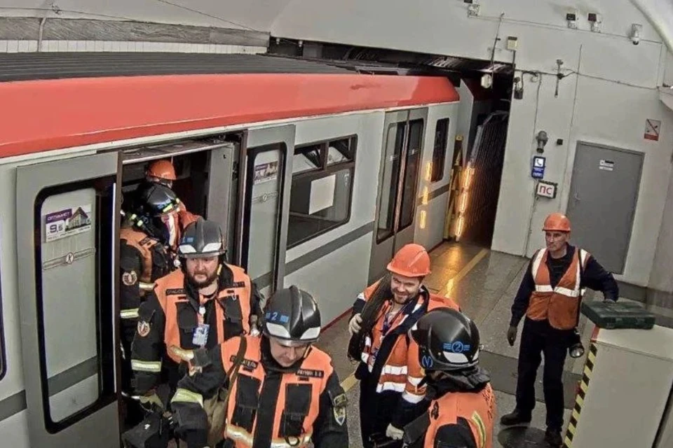 Одной пассажирке понадобилась помощь медиков - бригада скорой оказала ее на месте. Фото: Метрополитен Петербурга