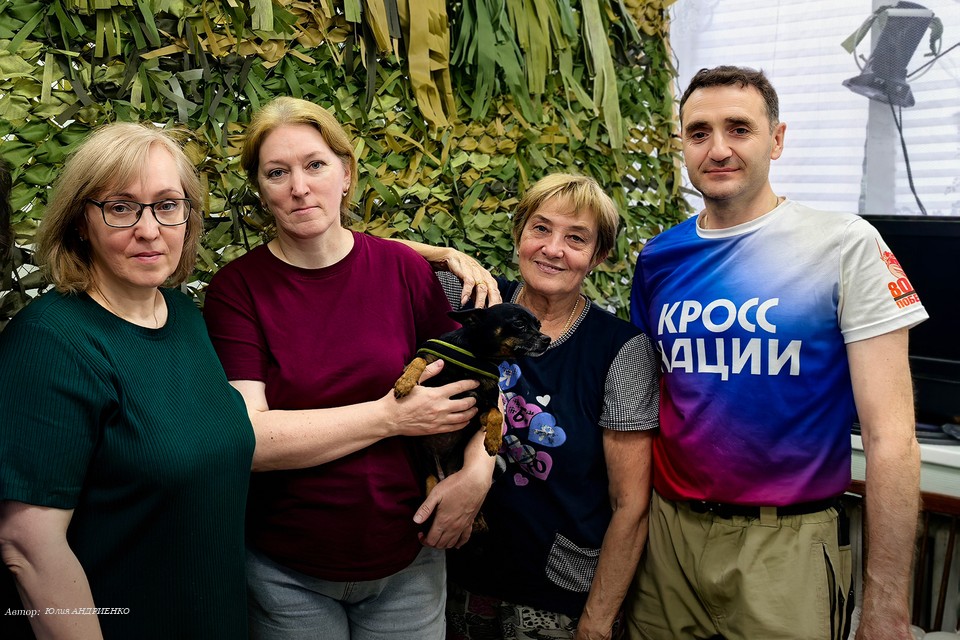 Из лоскутов и молитв: Как волонтеры плетут маскировочные сети для бойцов СВО