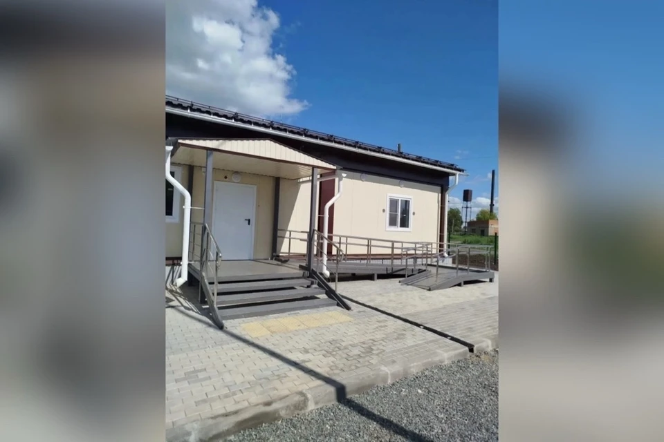 Медучреждение расположено в центре деревни, рядом со школой и домом культуры. Фото: пресс-служба Министерства здравоохранения Новосибирской области.