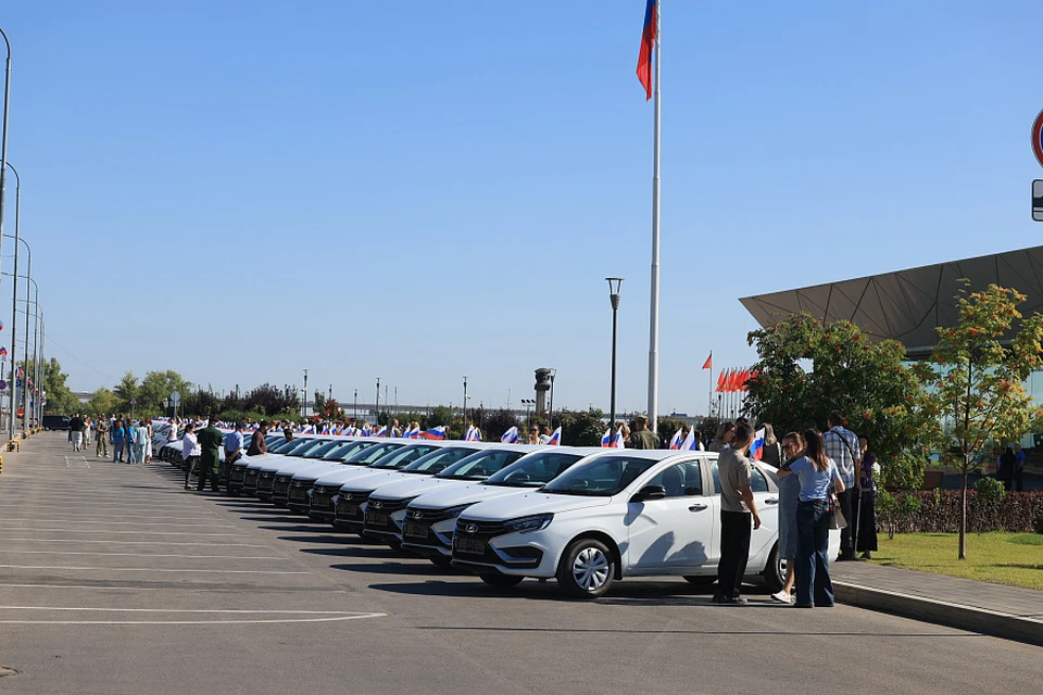 42 автомобиля выстроили на Центральной набережной. Фото: администрация области.