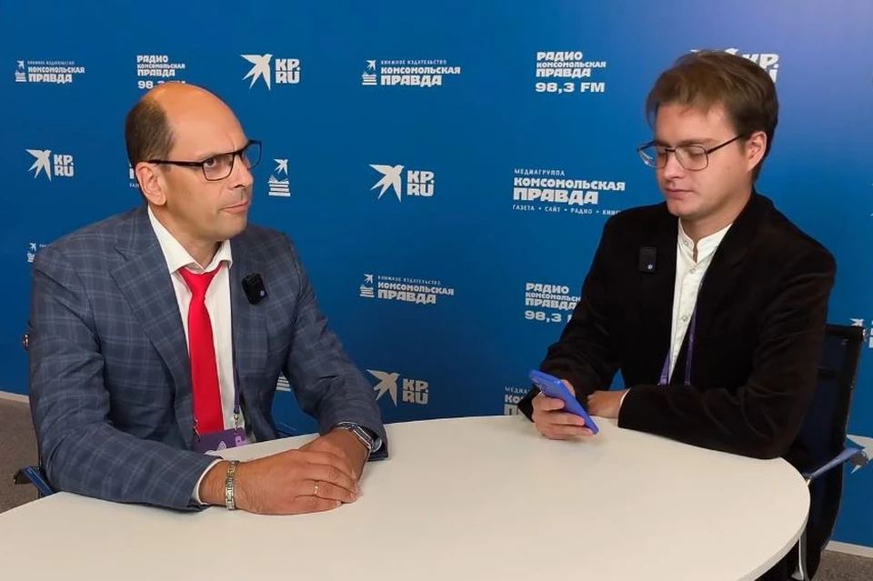 Олег Руденко (слева) на «Технопроме-2026» в Новосибирске