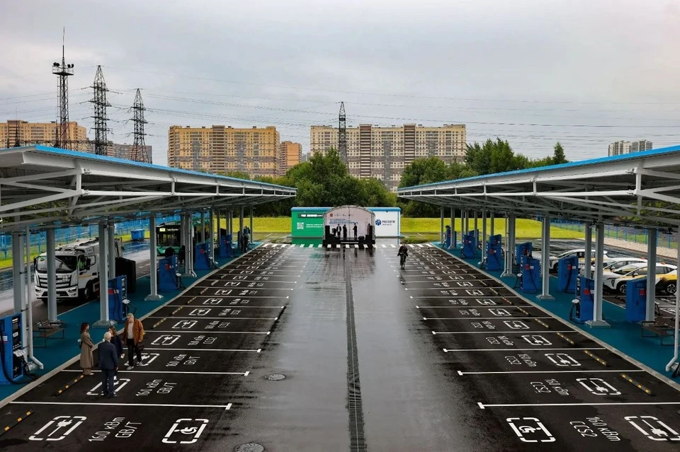 К началу осени в городе работали около 500 электрозарядных станций. Фото: Смольный