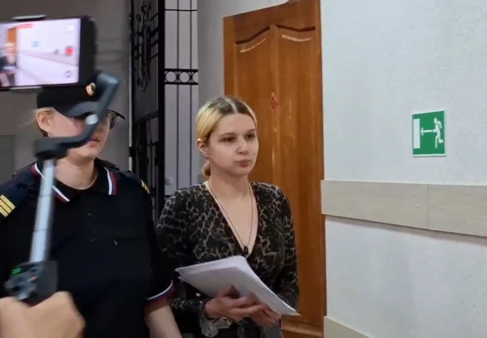 В этот раз Екатерина в леопардовой обтягивающей блузке.