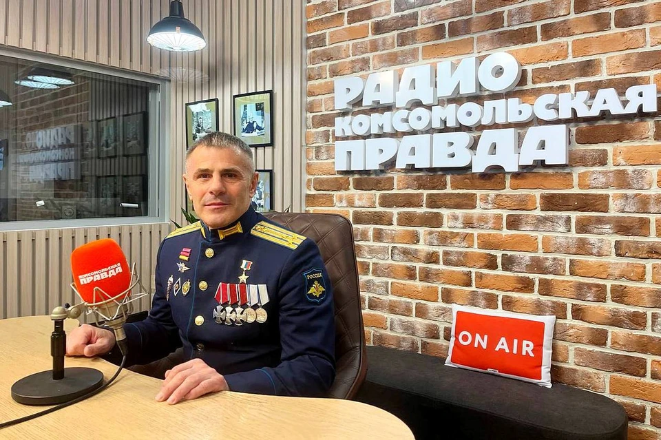 Герой России Андрей Козлов в студии радио «Комсомольская Правда». Фото: Любовь БРАЖНИКОВА.