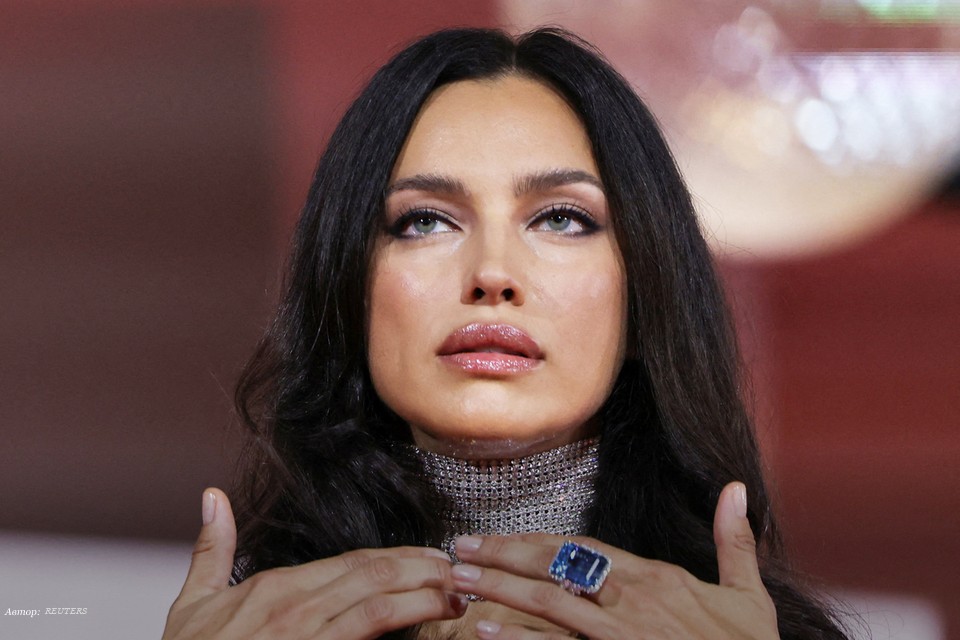 Ирина Шейк появилась на Венецианском фестивале в платье с пикантными разрезами