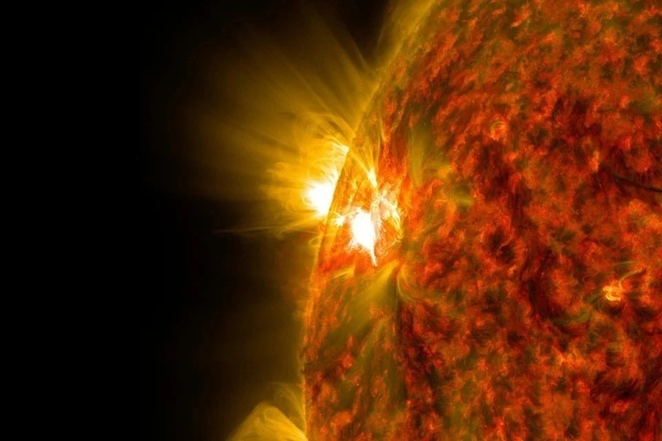 Солнце атакует Землю облаками плазмы. Фото: NASA / SDO / Global Look Press