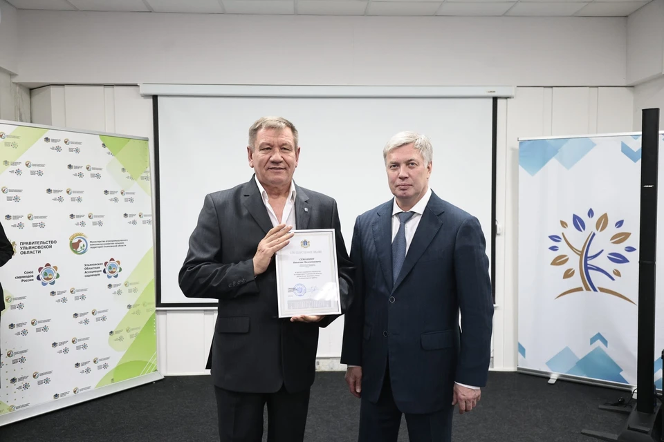 Русских наградил ульяновских садоводов. ФОТО: правительство УО
