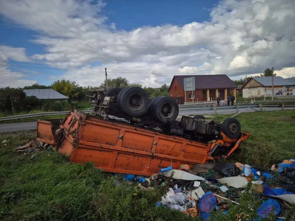 Большегруз опрокинулся