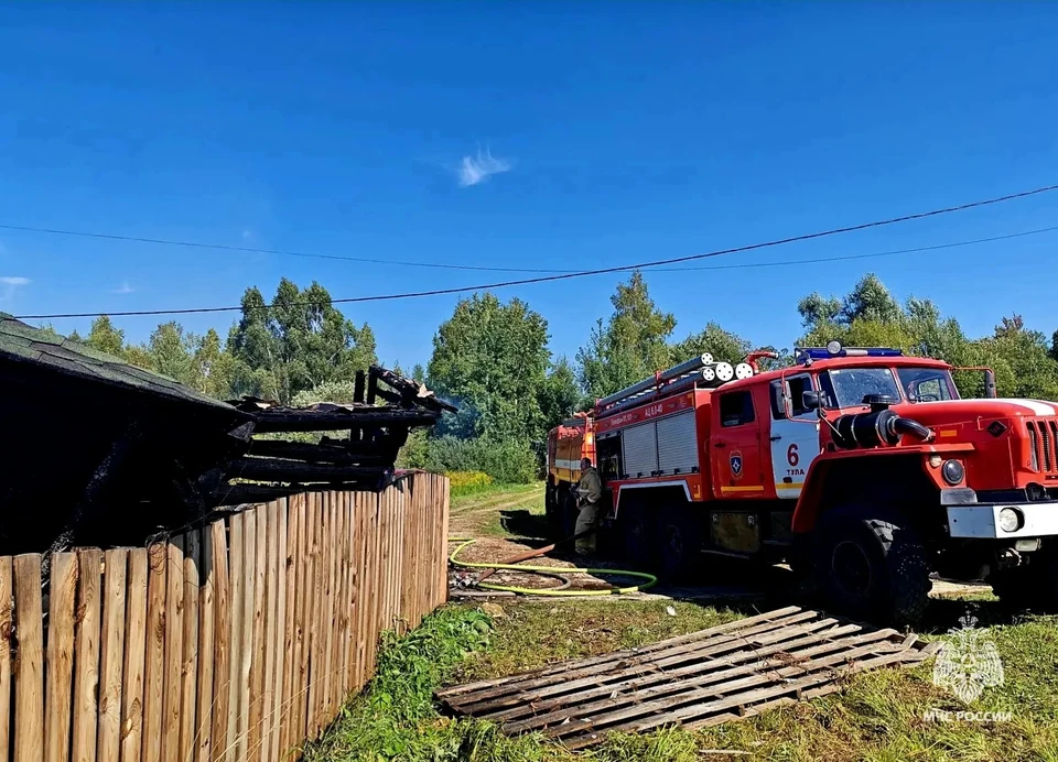 При пожаре в доме в тульском селе Теплое погиб 75-летний мужчина.