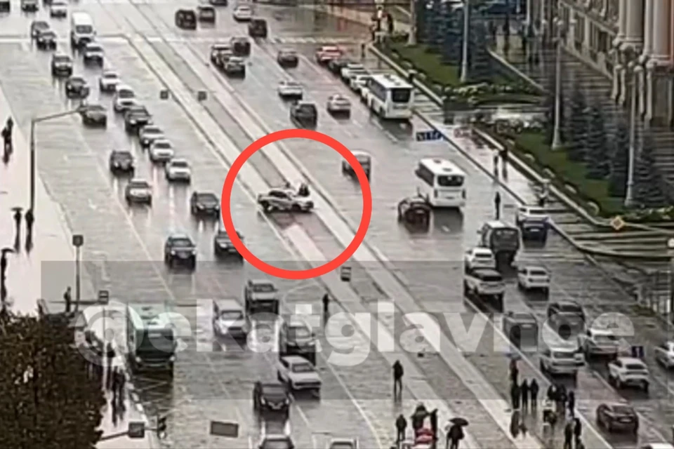 На кадрах видно, как к подростки сбежались очевидцы, а экипаж ДПС перекрыл дорогу. Фото: "Екатеринбург.Главное"
