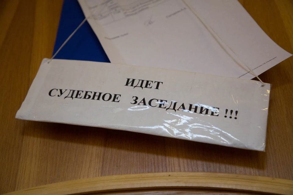 В результате нападения потерпевший получил удары по голове, а его знакомой был причинен легкий вред здоровью одним из нападавших
