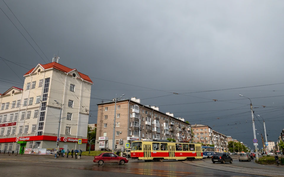 Пешеходам в Ижевске советуют держаться подальше от деревьев во время ливня