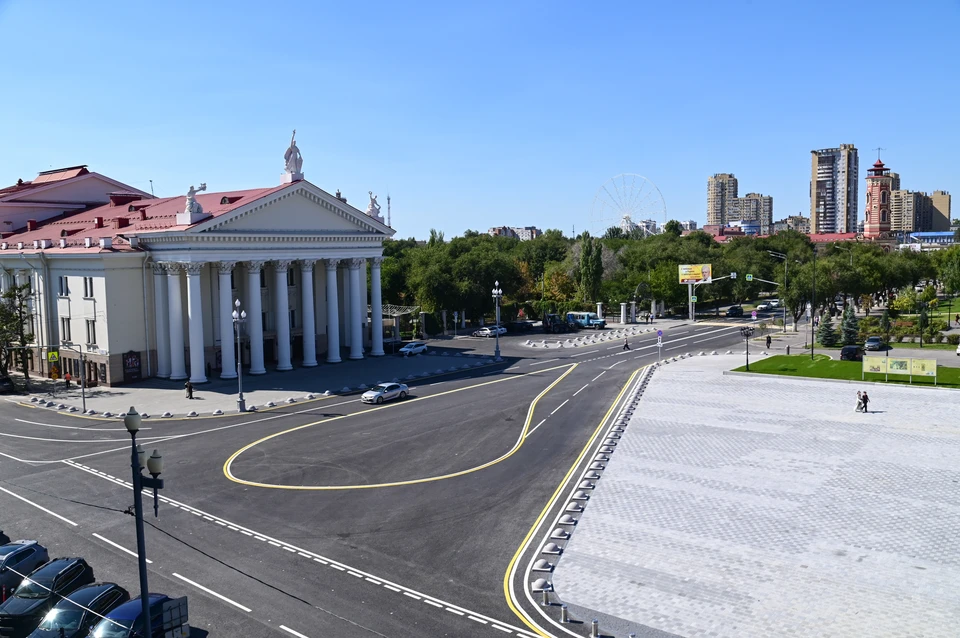 Потоки автомобилей и пешеходов четко разделили.