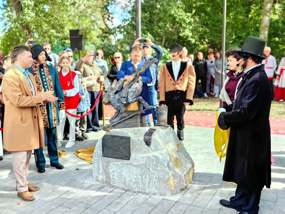 В Ульяновске открыли скульптурную композицию «Пушкин в Симбирске». ФОТО: минкультуры УО