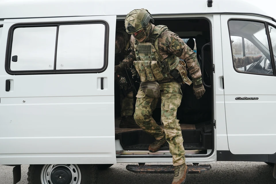 ФСБ пресекла деятельность 111 человек из 43 регионов по незаконному обороту оружия.