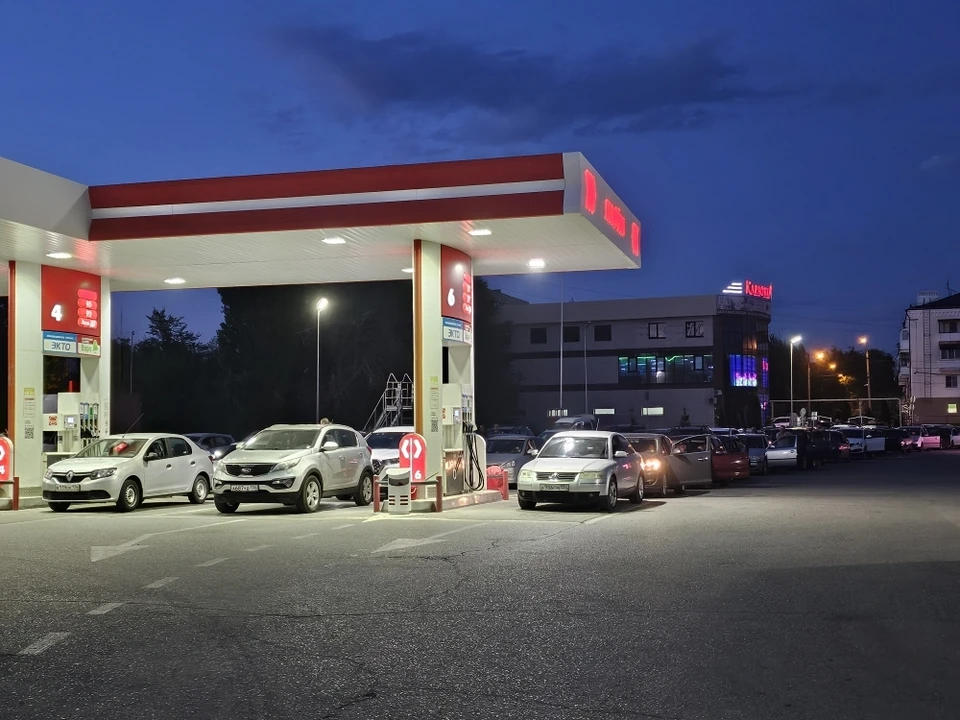 Очереди за бензином постепенно редеют