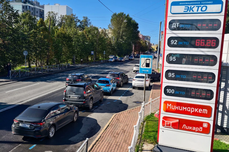 На некоторых АЗС заправляют без лимита.