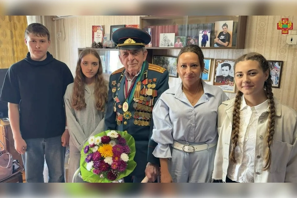 100-летнего танкиста Григория Розумана поздравили в Бердянске с днем освобождения города. Фото: министерство здравоохранения Запорожской области