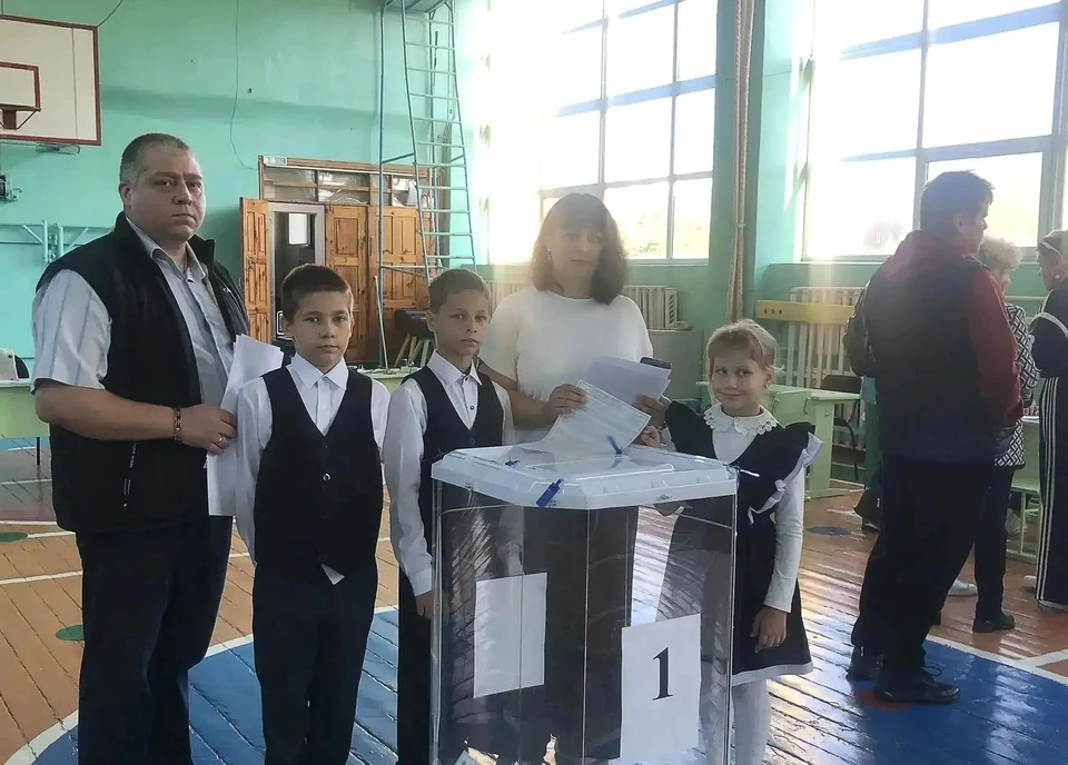 Многодетная семья из Балашова проголосовала на выборах: Голосуем за будущее страны!